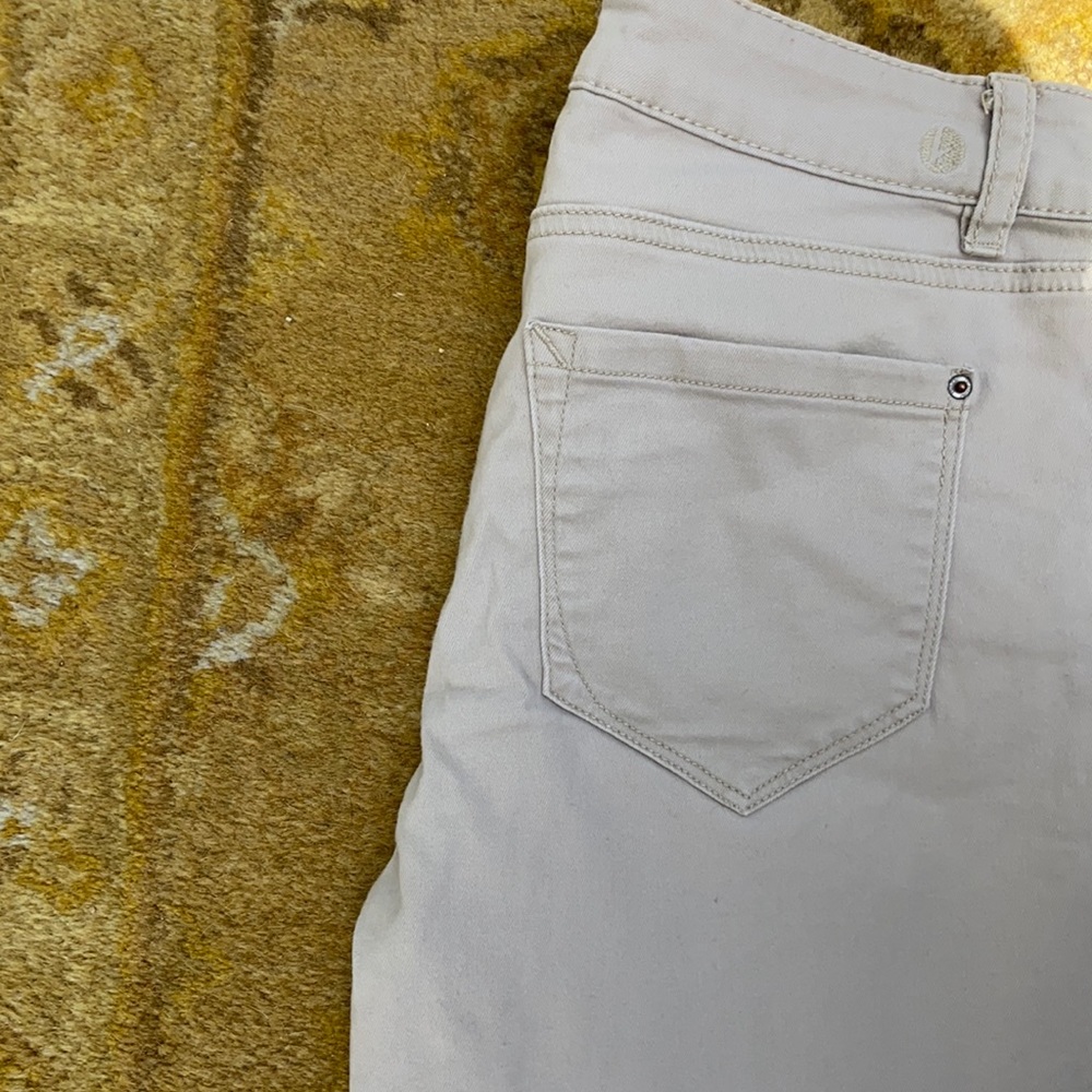 Kensie cotton stretch size 6 crop raw hem.